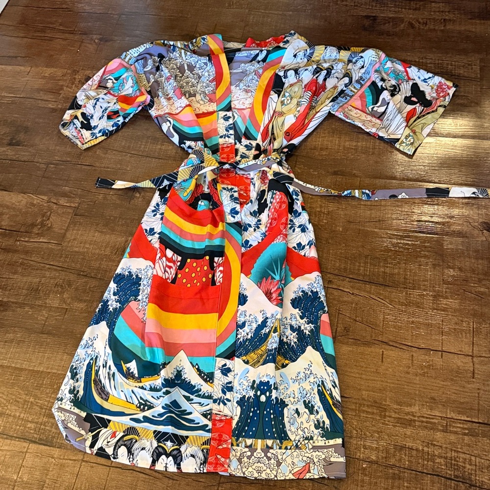 Kimono one size fits all!  
Traditional scenes on the fabric.
New, no tags. - Picture 6 of 8